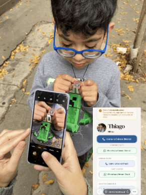Niño mostrando su QR mientras alguien lo escanea con el celular.